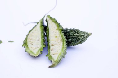 Çiğ organik acı kavun veya Acı Salatalık veya Bitter Gourd beyaz izole.