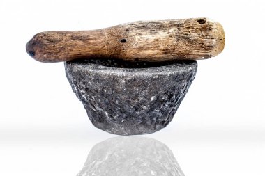 Eski vintage mortor ve pestle eski vintage mortor ve havaneli taşlama ve baharat kırma için Asya ve Hint evlerinde kullanılan tarihe kadar beyaz izole yakın.