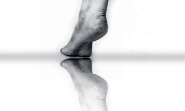 Tek kadın bacak veya topuk kurutulmuş çatlak hee gösteren yakın