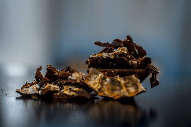 Ahşap yüzeyüzerinde kil bir kapta ham soyulmuş demirhindi veya imli.