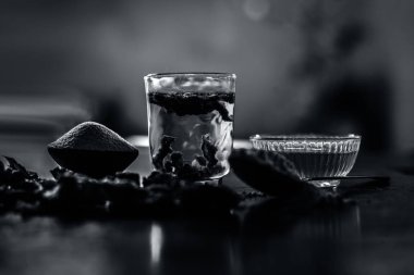 Ahşap yüzeyde akne ve sivilce tedavisi için en iyi ev çare yani Tamarind hamuru, irmik ve bal ile birlikte gram un, Vintage kaplarda ahşap yüzey üzerinde.