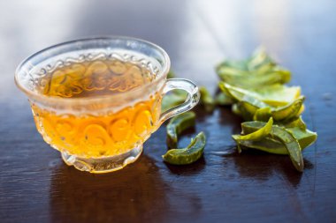 Onunla tüm malzemeyi ile şeffaf cam bardak ahşap yüzeyinde Sıcak bitkisel ayurveda aloe vera çay. Immnue sistemi oluşturmak için kullanılan, Düşük kolesterol düzeyleri ve daha birçok.