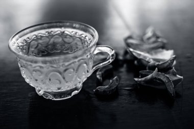 Onunla tüm malzemeyi ile şeffaf cam bardak ahşap yüzeyinde Sıcak bitkisel ayurveda aloe vera çay. Immnue sistemi oluşturmak için kullanılan, Düşük kolesterol düzeyleri ve daha birçok.