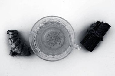 Popüler zerdeçal çayı zerdeçal tozu ve çiğ, bal ve tarçın çubukları tüm malzemelerle beyaz izole. Vücudu toksinlerden arındırmak için kullanılır. Beyaz üzerine izole.