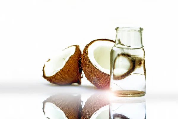 Verse Kokoshelften Met Kokoswater Glazen Kruik — Stockfoto