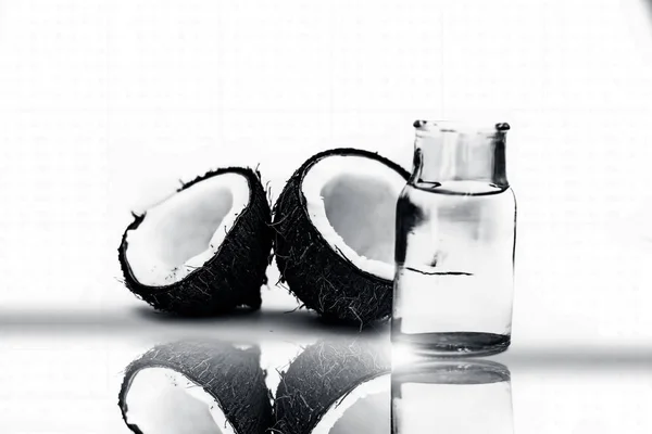 Verse Kokoshelften Met Kokoswater Glazen Kruik — Stockfoto