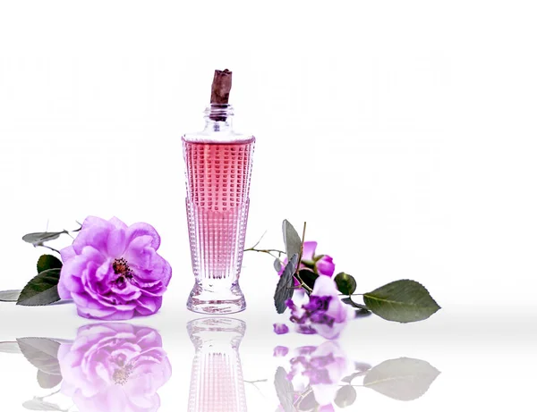 Gros plan sur le parfum ou l'odeur ou la pulvérisation de rose ou de rose ou de gu — Photo