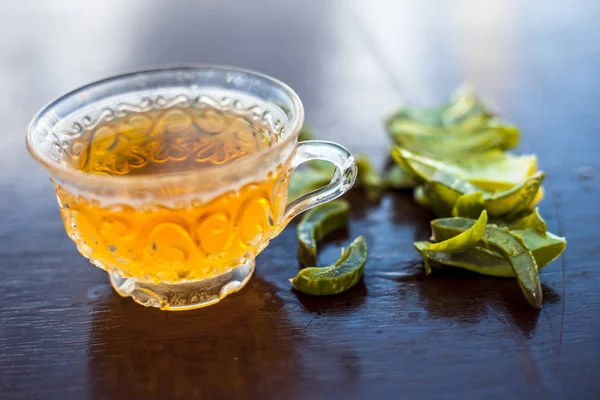 Chá Aloe Vera Ayurvédico Ervas Quentes Superfície Madeira Copo Vidro — Fotografia de Stock