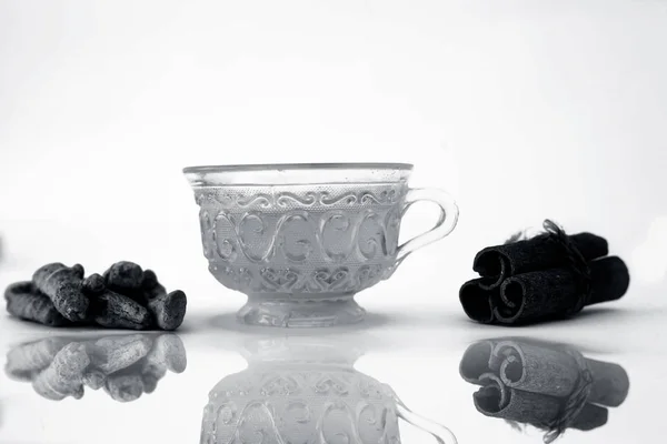 Chá Açafrão Popular Isolado Branco Com Seus Ingredientes Inteiros Que — Fotografia de Stock