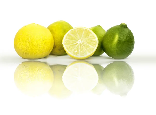 Verse Citrusvruchten Geïsoleerd Witte Achtergrond — Stockfoto