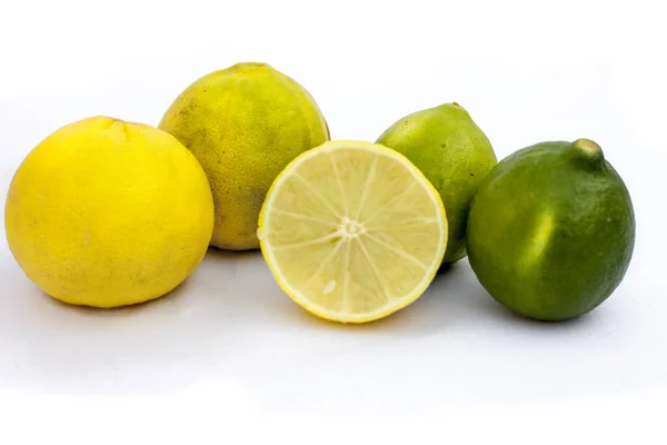 Сирі Органічні Свіжі Лимони Ізольовані Білому — стокове фото
