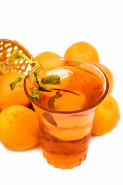 Surowe Organiczne Pomarańczowy Koszyku Jego Ekstrakcji Świeżego Soku Organicznego Przezroczystym — Zdjęcie stockowe