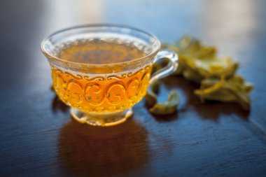 Onunla tüm malzemeyi ile şeffaf cam bardak ahşap yüzeyinde Sıcak bitkisel ayurveda aloe vera çay. Immnue sistemi oluşturmak için kullanılan, Düşük kolesterol düzeyleri ve daha birçok.