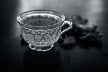 Onunla tüm malzemeyi ile şeffaf cam bardak ahşap yüzeyinde Sıcak bitkisel ayurveda aloe vera çay. Immnue sistemi oluşturmak için kullanılan, Düşük kolesterol düzeyleri ve daha birçok.