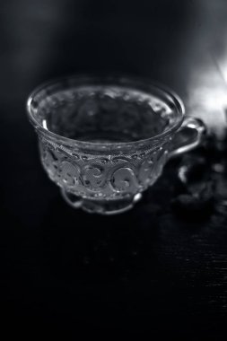 Onunla tüm malzemeyi ile şeffaf cam bardak ahşap yüzeyinde Sıcak bitkisel ayurveda aloe vera çay. Immnue sistemi oluşturmak için kullanılan, Düşük kolesterol düzeyleri ve daha birçok.