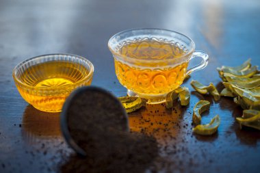 Onunla tüm malzemeyi ile şeffaf cam bardak ahşap yüzeyinde Sıcak bitkisel ayurveda aloe vera çay. Immnue sistemi oluşturmak için kullanılan, Düşük kolesterol düzeyleri ve daha birçok.