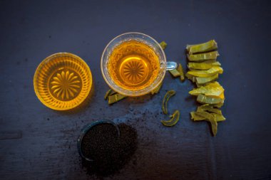 Onunla tüm malzemeyi ile şeffaf cam bardak ahşap yüzeyinde Sıcak bitkisel ayurveda aloe vera çay. Immnue sistemi oluşturmak için kullanılan, Düşük kolesterol düzeyleri ve daha birçok.