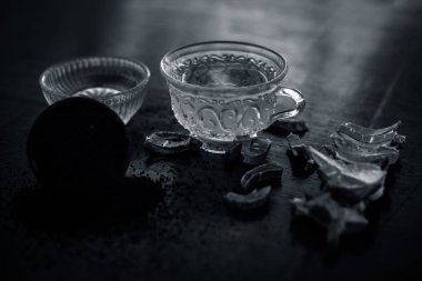 Onunla tüm malzemeyi ile şeffaf cam bardak ahşap yüzeyinde Sıcak bitkisel ayurveda aloe vera çay. Immnue sistemi oluşturmak için kullanılan, Düşük kolesterol düzeyleri ve daha birçok.