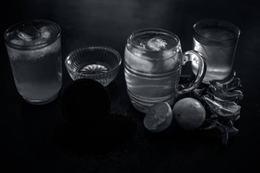 Portakal ve limon suyu, çay yaprakları toz, hindistan cevizi suyu ve bal ve aloe vera jel tüm malzemelerile büyük şeffaf bir cam içinde bitkisel detoksaloe vera buzlu çay.