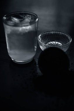 Portakal ve limon suyu, çay yaprakları toz, hindistan cevizi suyu ve bal ve aloe vera jel tüm malzemelerile büyük şeffaf bir cam içinde bitkisel detoksaloe vera buzlu çay.