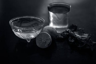 Portakal ve limon suyu, çay yaprakları toz, hindistan cevizi suyu ve bal ve aloe vera jel tüm malzemelerile büyük şeffaf bir cam içinde bitkisel detoksaloe vera buzlu çay.