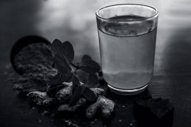 Ev çare baş ağrısı azaltmak için ya da ahşap yüzeyyani Hing veya Devil's gübre tozu iyi suda karışık baş ağrısı tedavi etmek için.