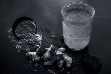 Ev çare baş ağrısı azaltmak için ya da ahşap yüzeyyani Hing veya Devil's gübre tozu iyi suda karışık baş ağrısı tedavi etmek için.