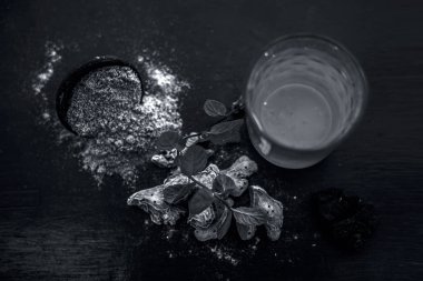 Ev çare baş ağrısı azaltmak için ya da ahşap yüzeyyani Hing veya Devil's gübre tozu iyi suda karışık baş ağrısı tedavi etmek için.