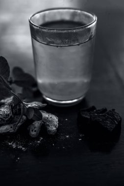 Ev çare baş ağrısı azaltmak için ya da ahşap yüzeyyani Hing veya Devil's gübre tozu iyi suda karışık baş ağrısı tedavi etmek için.