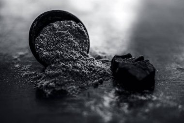 Ham organik menteşe veya şeytan Gübresi ahşap yüzey ve bazı nane yaprakları ile birlikte bir kil kase dev rezene tozu bazı kurutulmuş zencefil ile birlikte, görünümü veya çekim kadar kapatın.