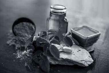 Ahşap yüzey üzerinde şeytan gübresi tozu yüz paketi yani hing tozu iyi mulpani mitti veya dolgun toprak ve gül suyu ile karıştırılır. Akne ve sivilce tedavisi için kullanılır.