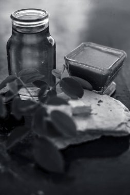 Ahşap yüzey üzerinde şeytan gübresi tozu yüz paketi yani hing tozu iyi mulpani mitti veya dolgun toprak ve gül suyu ile karıştırılır. Akne ve sivilce tedavisi için kullanılır.