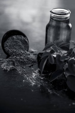 Ahşap yüzey üzerinde şeytan gübresi tozu yüz paketi yani hing tozu iyi sandal ahşap tozu veya chandan ve gül suyu ile karıştırılır. Anlık parlaklık için tedavi için kullanılır.