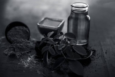 Ahşap yüzey üzerinde şeytan gübresi tozu yüz paketi yani hing tozu iyi sandal ahşap tozu veya chandan ve gül suyu ile karıştırılır. Anlık parlaklık için tedavi için kullanılır.