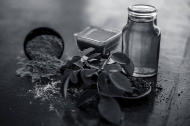 Ahşap yüzey üzerinde şeytan gübresi tozu yüz paketi yani hing tozu iyi sandal ahşap tozu veya chandan ve gül suyu ile karıştırılır. Anlık parlaklık için tedavi için kullanılır.