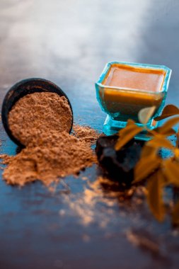 Ahşap yüzey üzerinde şeytan gübresi tozu yüz paketi yani hing tozu iyi sandal ahşap tozu veya chandan ve gül suyu ile karıştırılır. Anlık parlaklık için tedavi için kullanılır.