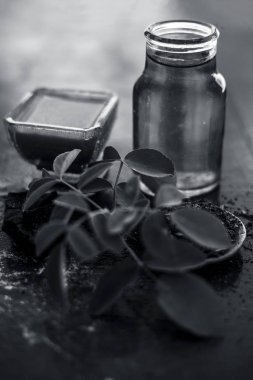 Ahşap yüzey üzerinde şeytan gübresi tozu yüz paketi yani hing tozu iyi sandal ahşap tozu veya chandan ve gül suyu ile karıştırılır. Anlık parlaklık için tedavi için kullanılır.