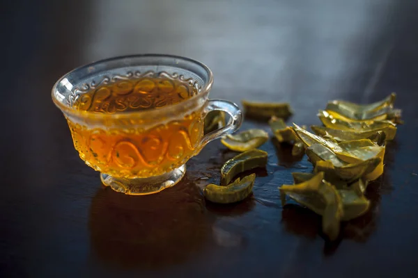 Horký Bylinný Ájurvédský Čajový Čaj Dřevěném Povrchu Průhledným Skleněným Šálkem — Stock fotografie