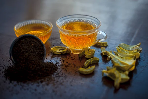 Horký Bylinný Ájurvédský Čajový Čaj Dřevěném Povrchu Průhledným Skleněným Šálkem — Stock fotografie