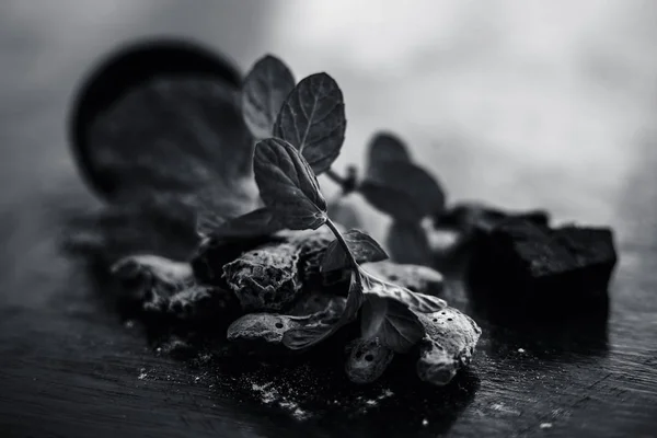 Raw Organic Hing Devil Dung Some Dried Ginger Wooden Surface — Stock Photo, Image