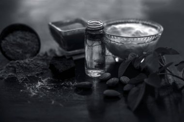 Asafoetida ahşap yüzeyinde en iyi saç kremi veya badem yağı ve yoğurt ile hing tozu yani hing. İpeksi pürüzsüz tüyler almak için kullanılır.