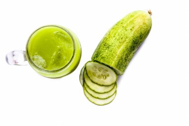 Çiğ taze salatalık ve dilimleri ile birlikte beyaz izole şeffaf bir cam çiğ ayıklanmış Salatalık suyu, ayrıca.