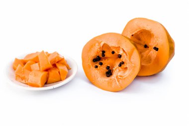 Ham organik kesim papaya beyaz izole.