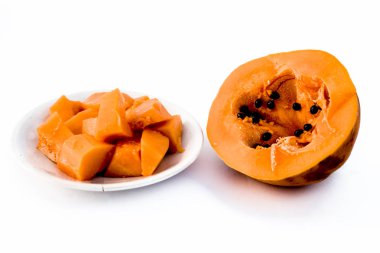 Ham organik kesim papaya beyaz izole.