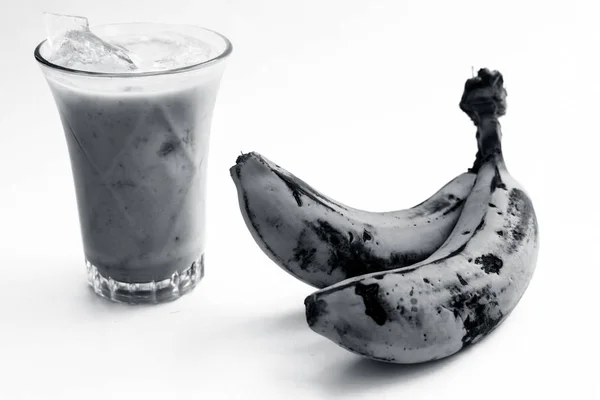 Verre Smoothie Banane Aux Bananes Isolées Sur Blanc — Photo