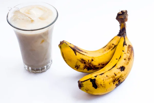 유기농 신선한 바나나와 스무디 쉐이크 바나나 우유를 흰색으로 분리된 유리잔에 — 스톡 사진