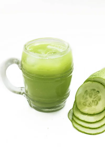 Jugo Crudo Pepino Extraído Vaso Transparente Aislado Blanco Junto Con — Foto de Stock