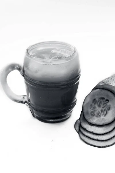 Extraherade Gurka Saft Ett Genomskinligt Glas Isolerat Vitt Tillsammans Med — Stockfoto