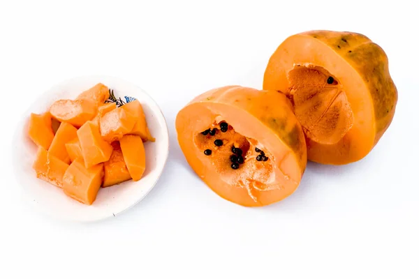 Rohe Bio Geschnittene Papaya Isoliert Auf Weiß — Stockfoto