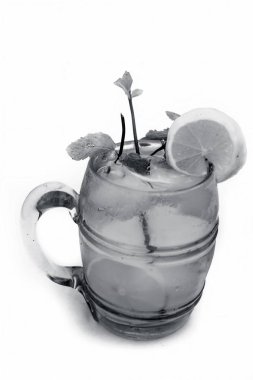 Ham organik taze limon ve bazı nane veya mentha yaprakları ile şeffaf bir cam beyaz üzerinde izole Virgin Nane Julep.